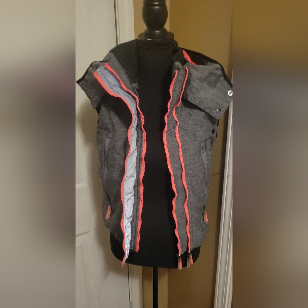 Women's Superdry Pop Zip Hooded Arctic SD-Windcheater Vest in Mid Charcoal/Coral